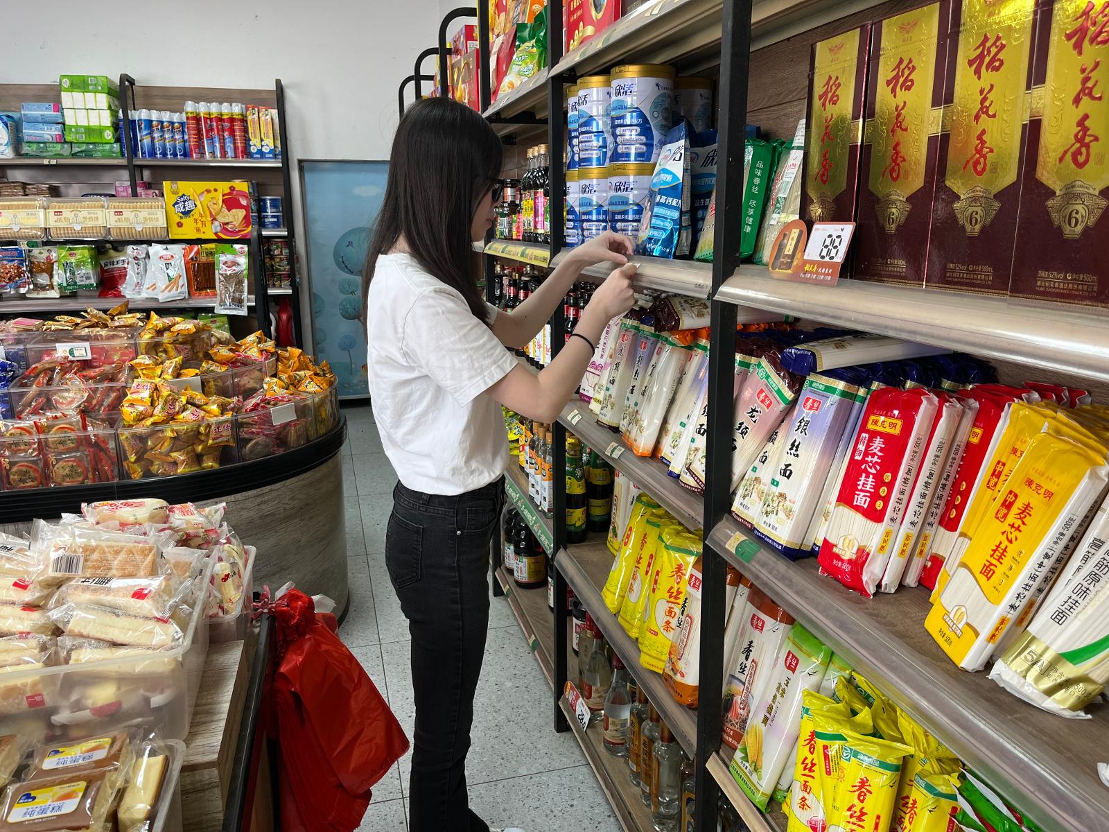 香澄管理中心幫助客戶更換標價簽.jpg