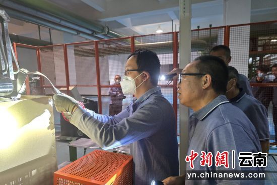 周龍輝(右一)悉心指導(dǎo)自己的徒弟