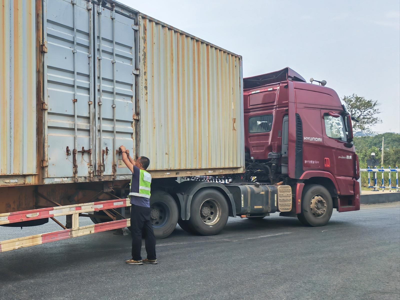 成品卷煙在廠內(nèi)高架庫完成裝車后直接發(fā)貨到商業(yè)銷售