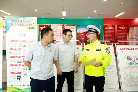 圖為當(dāng)?shù)亟痪綇V豐卷煙廠開展交通安全宣傳活動(dòng) 圖為當(dāng)?shù)亟痪綇V豐卷煙廠開展交通安全宣傳活動(dòng)