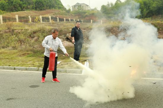 圖為廣豐卷煙廠舉行消防演練活動(dòng) 圖為廣豐卷煙廠舉行消防演練活動(dòng)