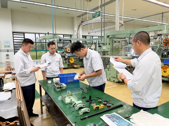圖為該廠卷包車間開(kāi)展設(shè)備操作技能競(jìng)賽