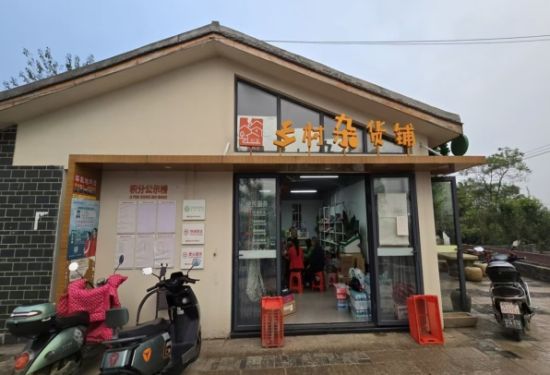 圖為游長(zhǎng)蘭的鄉(xiāng)村雜貨鋪 