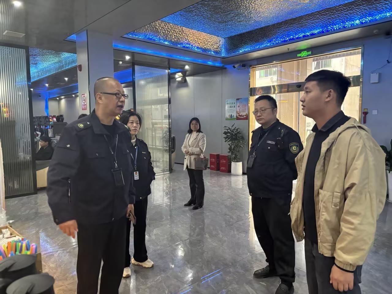 橫峰縣局開展聯(lián)合執(zhí)法無證經(jīng)營專項(xiàng)檢查行動(dòng).jpg 橫峰縣局開展聯(lián)合執(zhí)法無證經(jīng)營專項(xiàng)檢查行動(dòng).jpg