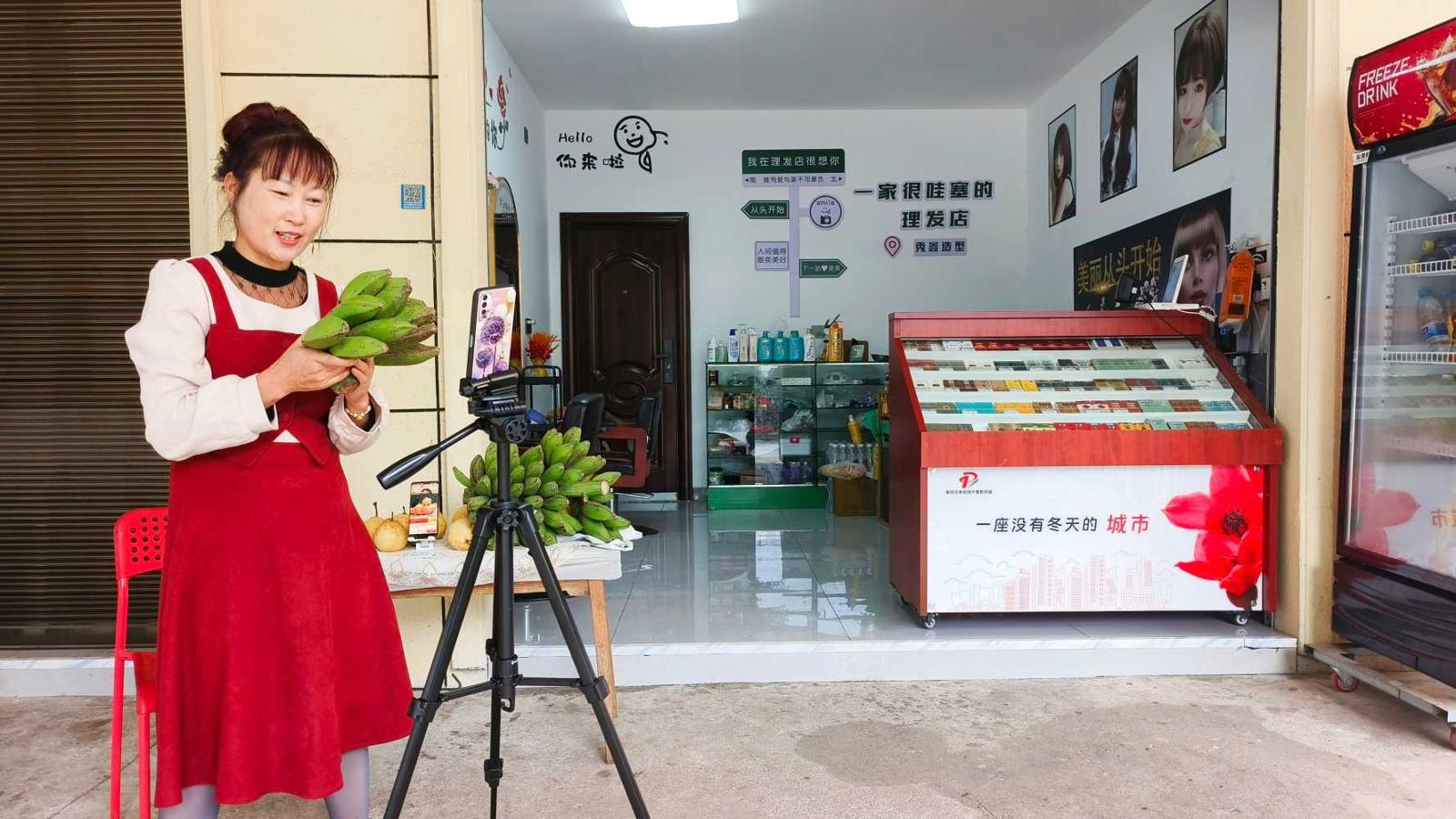 零售戶韓萬秀正在直播介紹當?shù)厮?jpg
