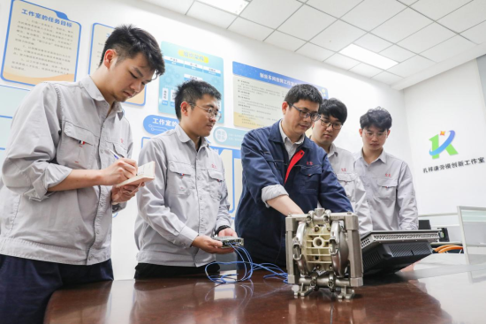 圖為該廠制絲車間電工講解重點能耗設(shè)備