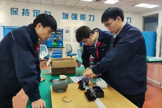 圖為沉浸式現(xiàn)場教學(xué)提升青年員工技能