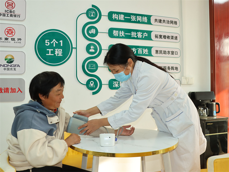 在超市助農(nóng)專區(qū)開展免費診療服務(wù)