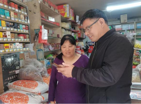 圖為農(nóng)網(wǎng)市場(chǎng)經(jīng)理何茂林幫助客戶做好訂貨指導(dǎo)