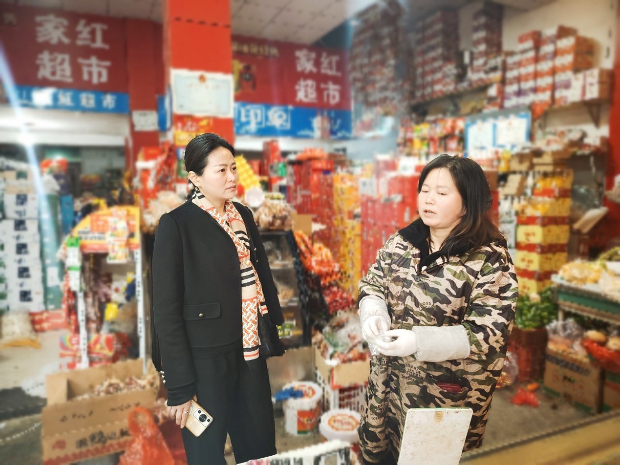 廬山市局主要負(fù)責(zé)人走訪元春卷煙市場(chǎng).jpg