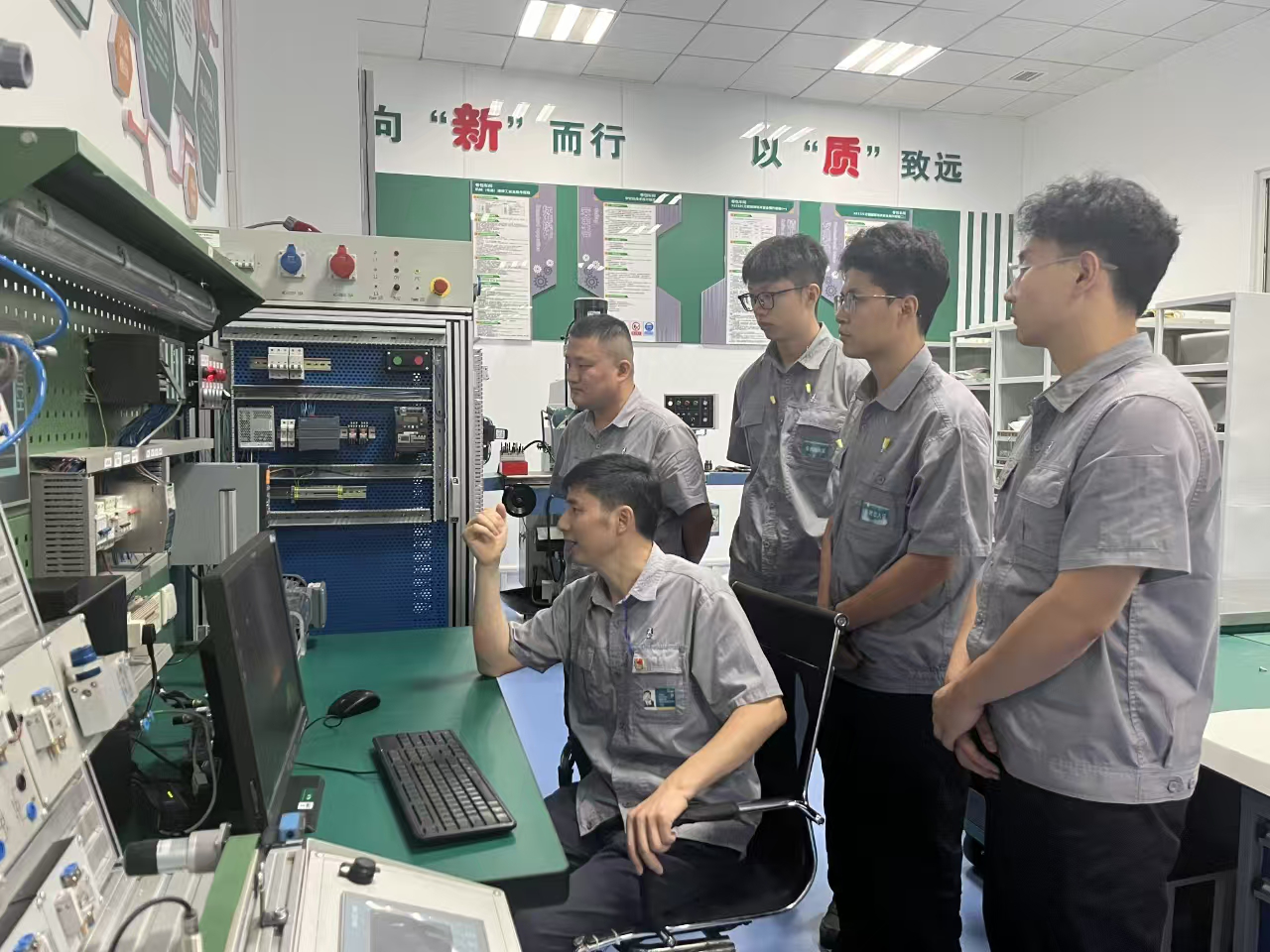 卷包車間員工在創(chuàng)新工作室學(xué)習(xí)PLC控制系統(tǒng)原理