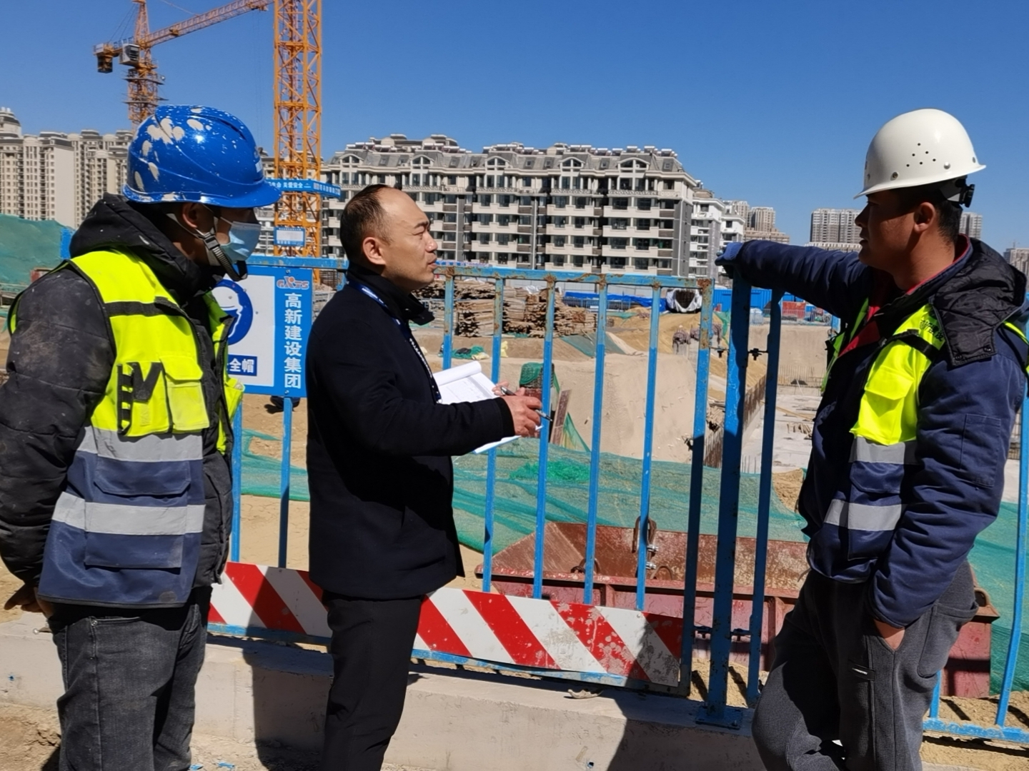 圖為執(zhí)法人員進工地了解卷煙消費需求