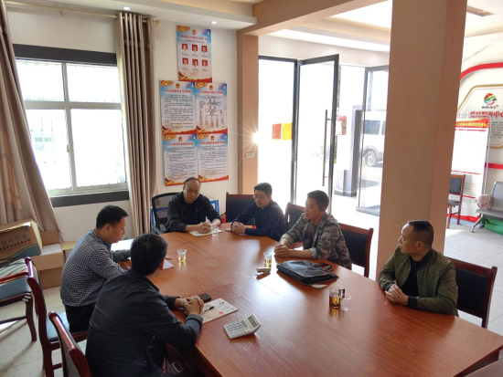 圖為弋陽(yáng)駐村工作隊(duì)與村兩委討論工作機(jī)制