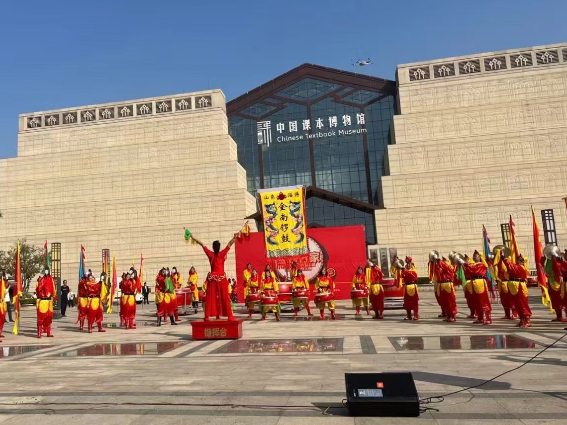 圖為金南鑼鼓隊(duì)進(jìn)行演出