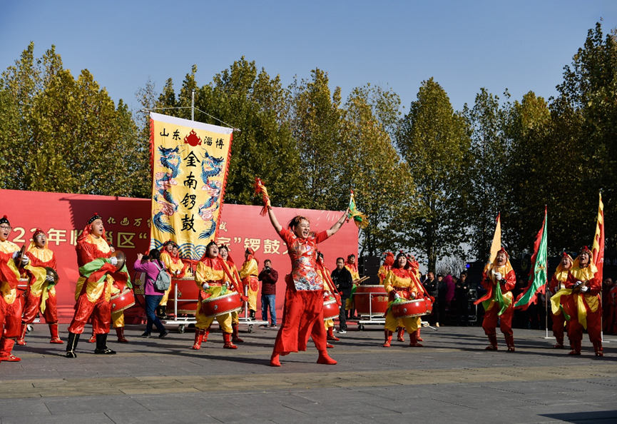 圖為馬艷和鄉(xiāng)親們參加鑼鼓比賽