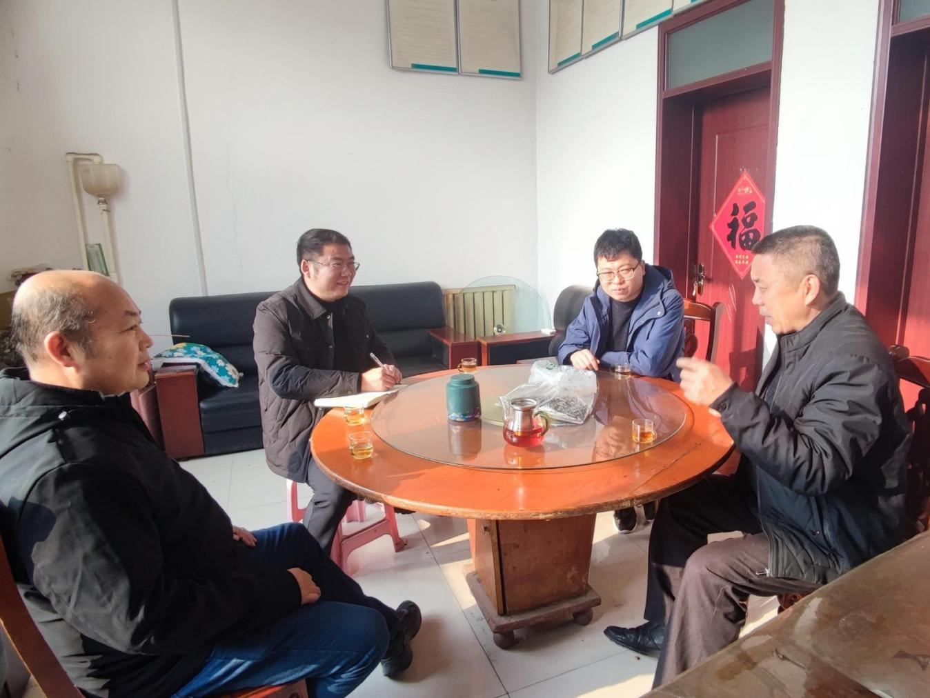 圖為深入煙農(nóng)家中了解煙農(nóng)困難