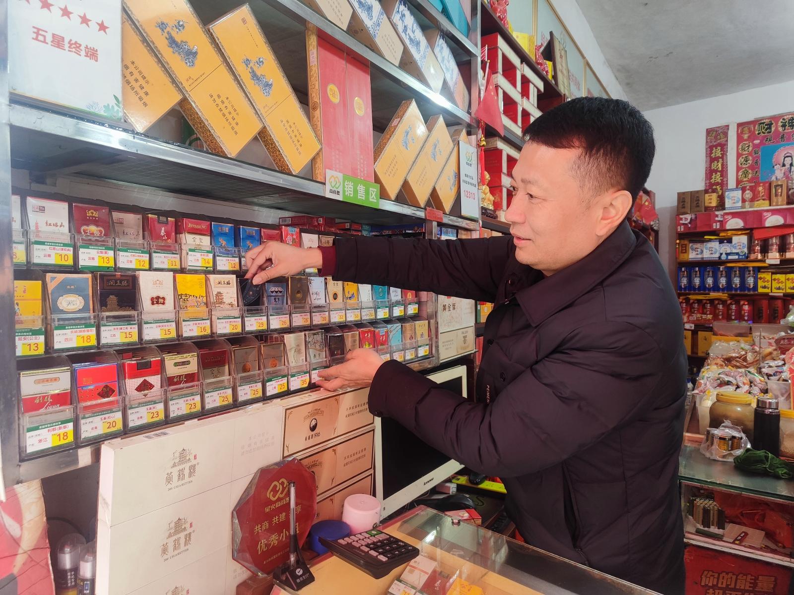 圖為客戶經(jīng)理幫助農(nóng)網(wǎng)零售客戶優(yōu)化商品陳列出樣.jpg