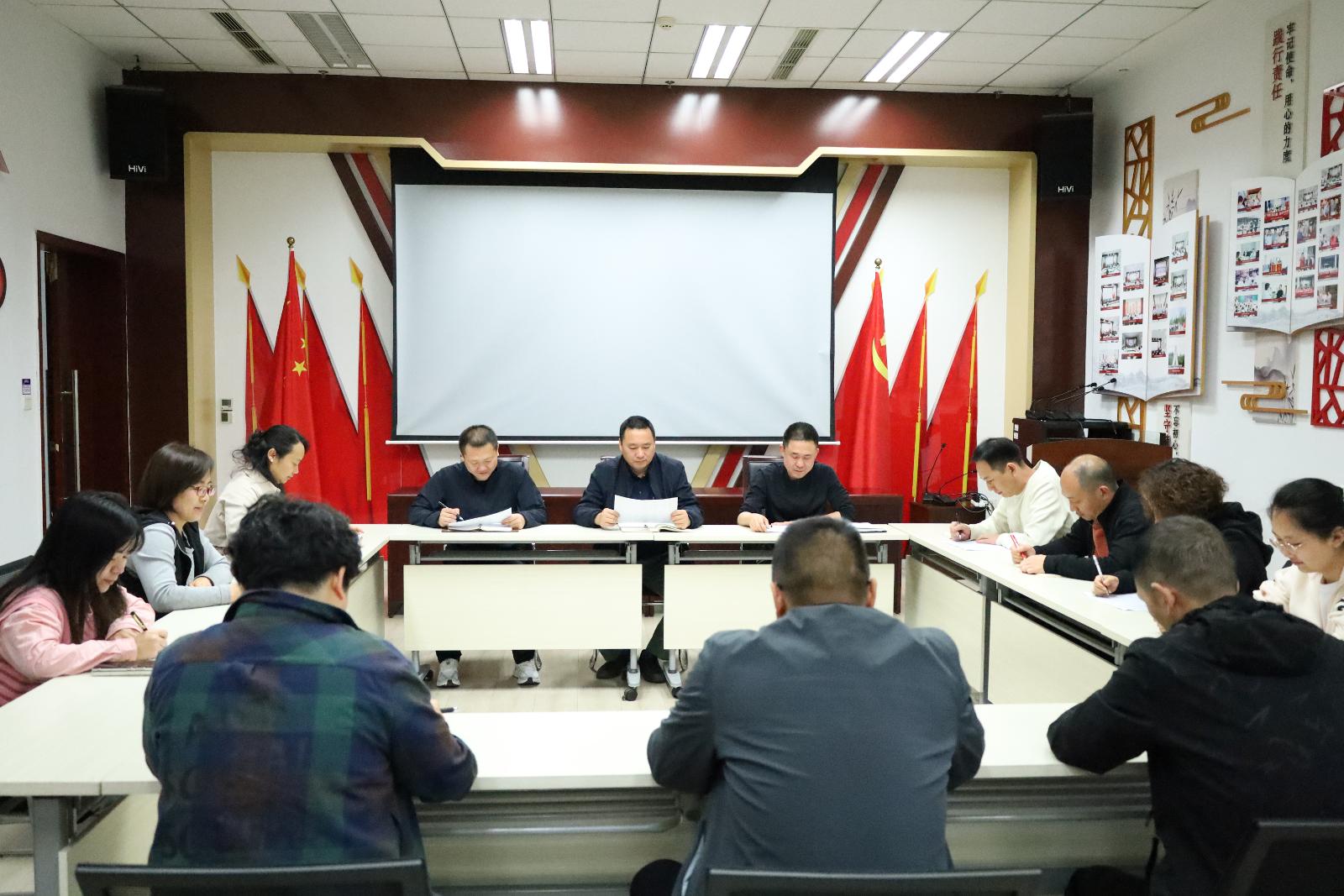 營銷團隊討論如何提升數(shù)據(jù)質(zhì)量.JPG