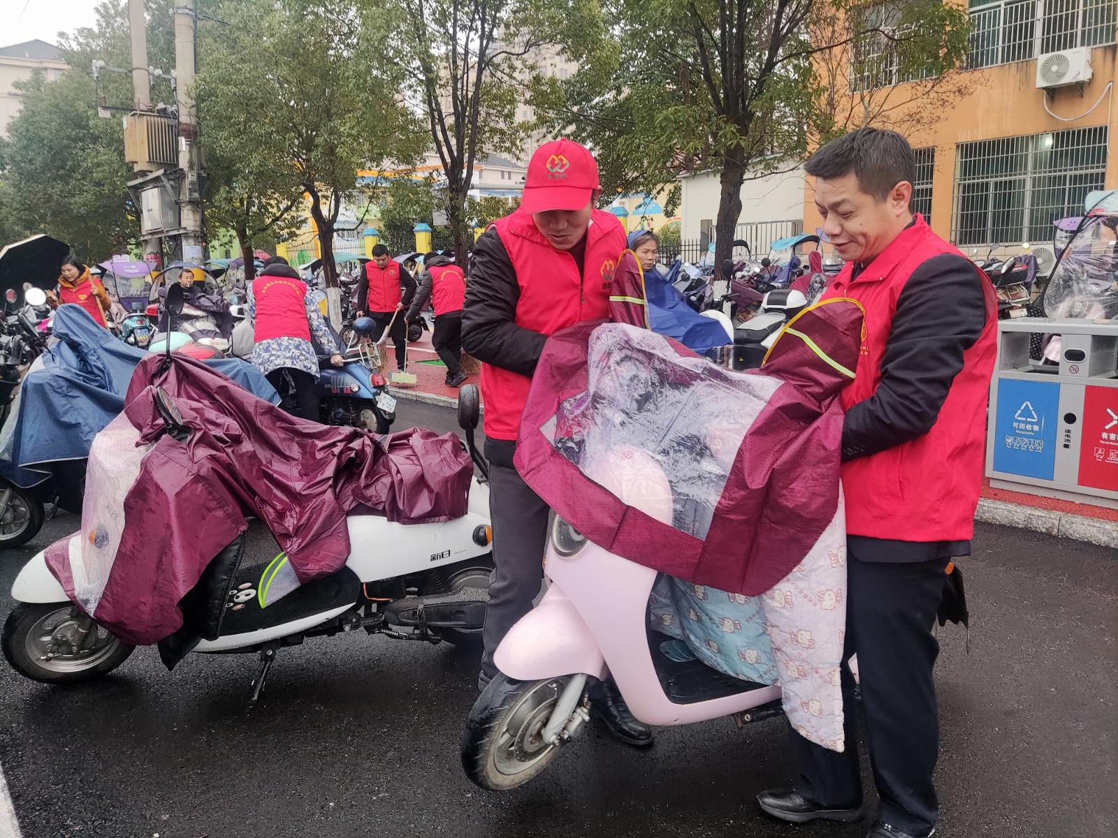 圖為志愿者對轄區(qū)電動車亂停亂放進行治理.jpg