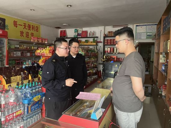 圖為定南縣煙草專賣局普法隊(duì)員進(jìn)店開展普法宣傳
