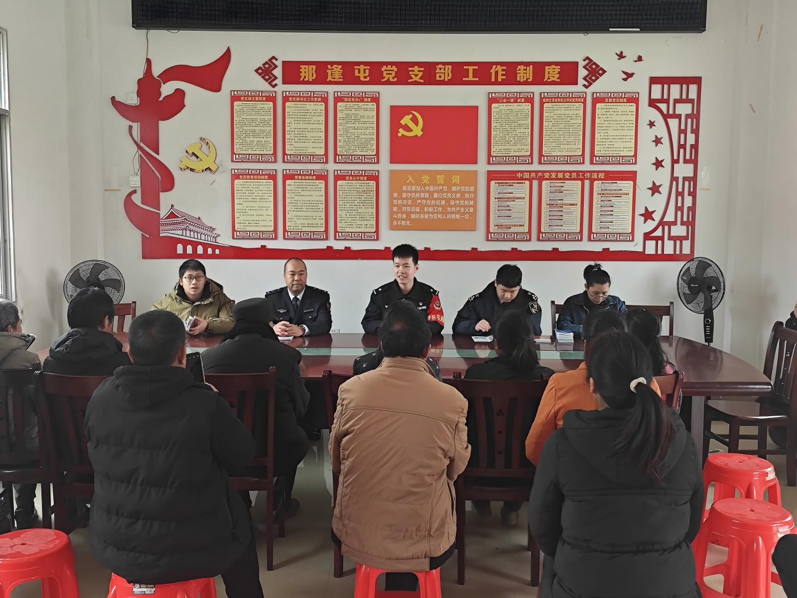 開展普法下鄉(xiāng)座談活動.jpg
