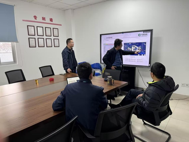 項(xiàng)目組成員研討實(shí)驗(yàn)方案