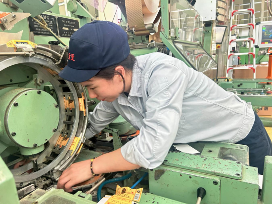圖為該廠卷包車間操作工針對包裝輪體進行清潔除膠