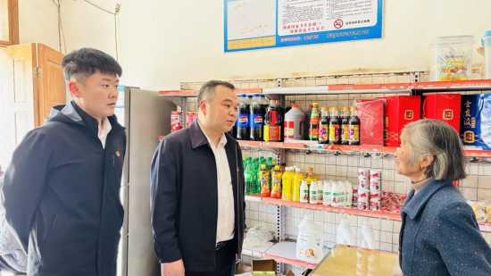 圖為橫峰煙草工作人員走訪老年人客戶了解需求