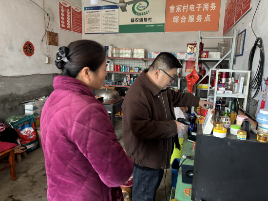圖為橫峰煙草工作人員指導(dǎo)農(nóng)網(wǎng)客戶進(jìn)行掃碼