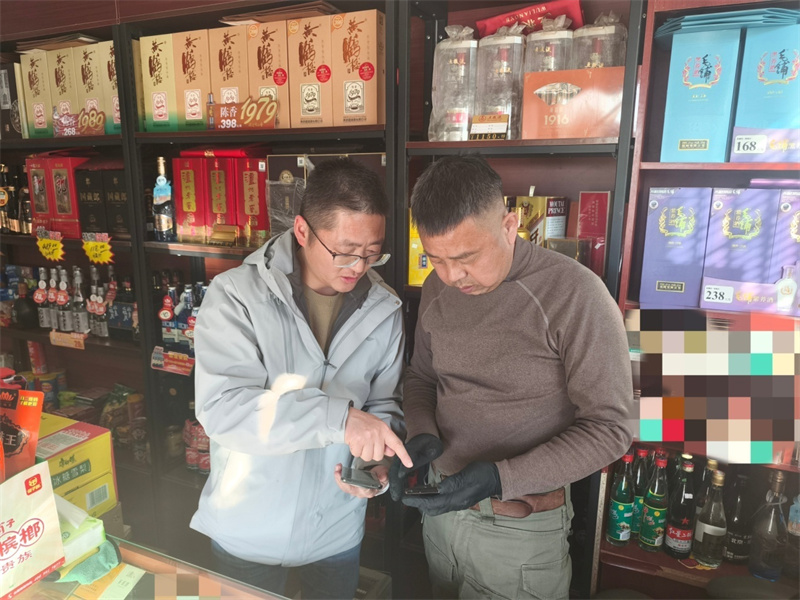 零售戶正在手機(jī)上申請(qǐng)調(diào)換