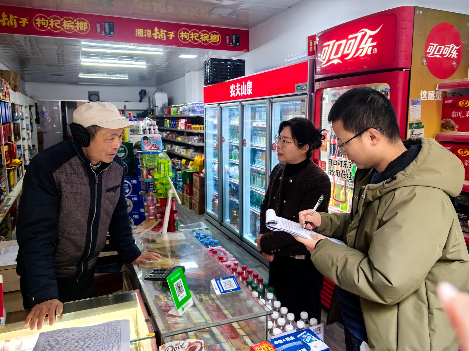 圖為紀(jì)檢監(jiān)察人員開展市場走訪.jpg