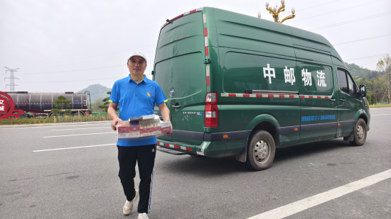 圖為送貨員正在將卷煙送到零售戶手中
