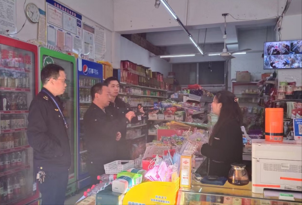 煙草執(zhí)法人員與市場(chǎng)監(jiān)管部門開展聯(lián)合執(zhí)法檢查.jpg