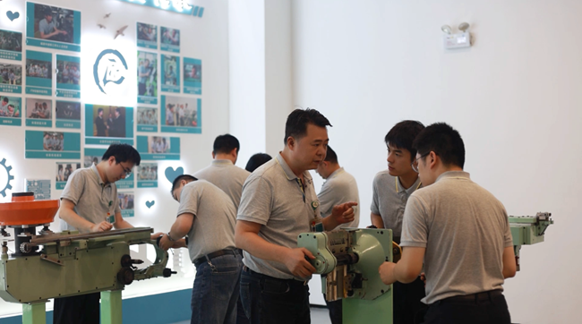 勞模創(chuàng)新工作室專家為青年職工培訓(xùn)授課