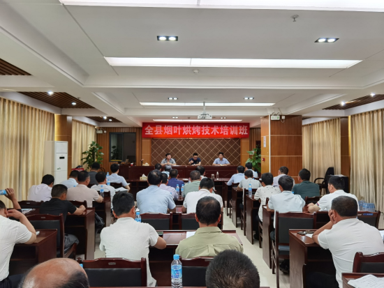 圖為職業(yè)煙農(nóng)積極參加烘烤技術培訓