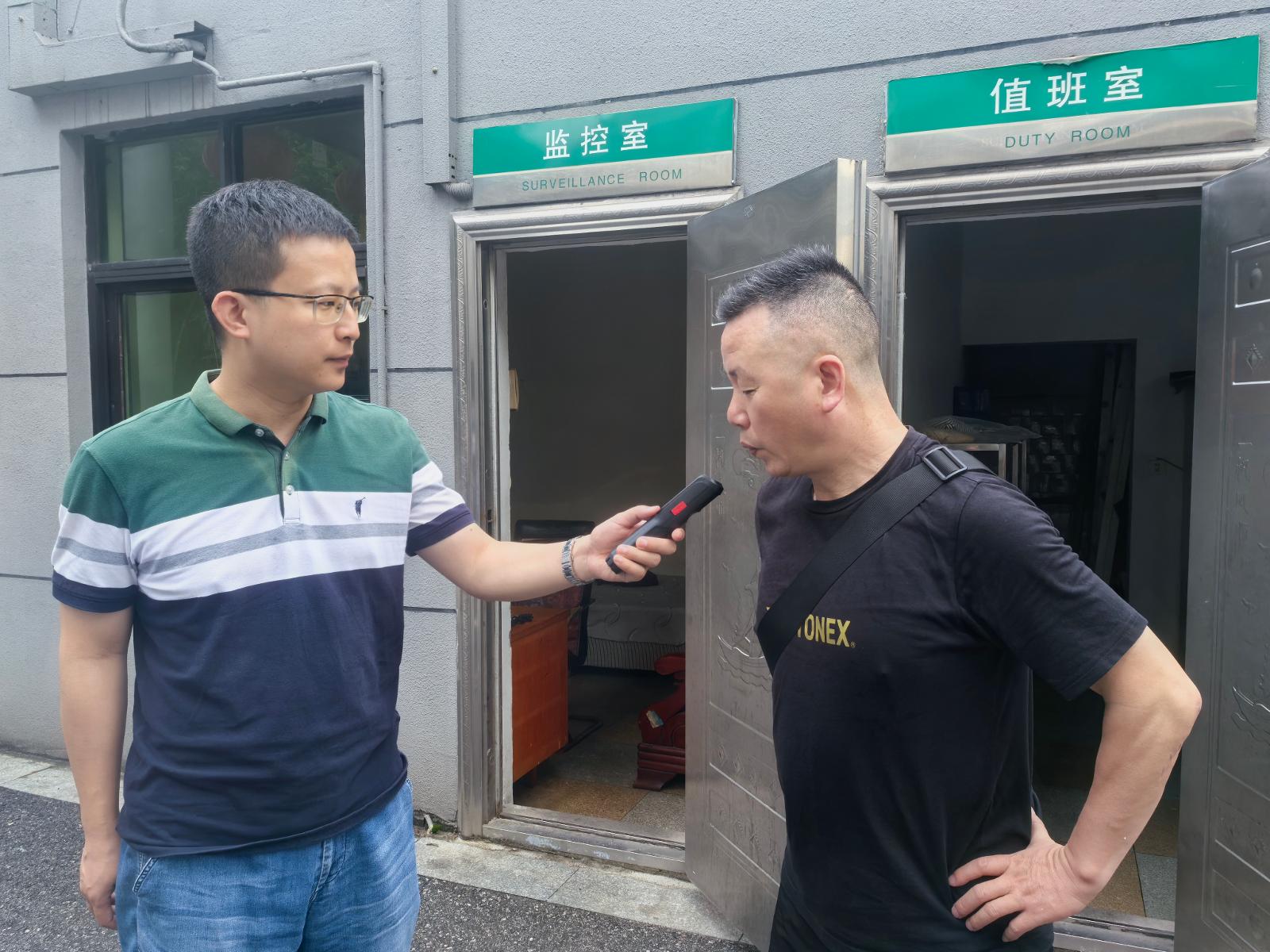 圖為綜合監(jiān)督組人員開展酒精檢測現(xiàn)場.jpg