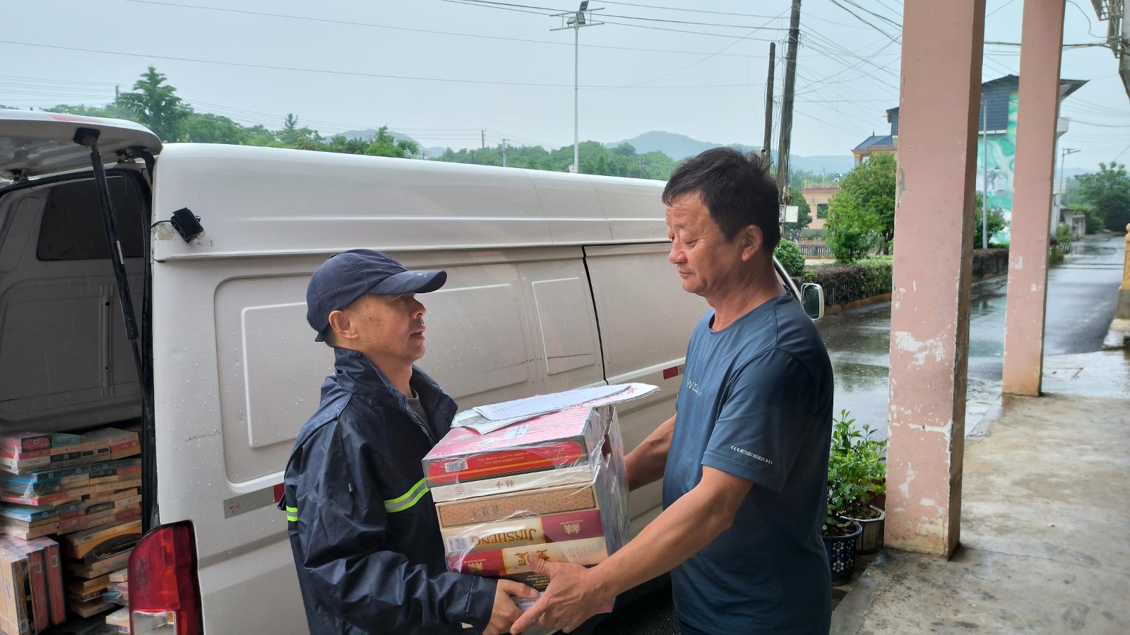 彭澤分公司扎實(shí)做好雨季卷煙送貨工作.jpg