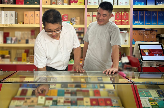 圖為江西德興煙草的客戶經(jīng)理在給客戶傳授卷煙防霉變知識(shí)