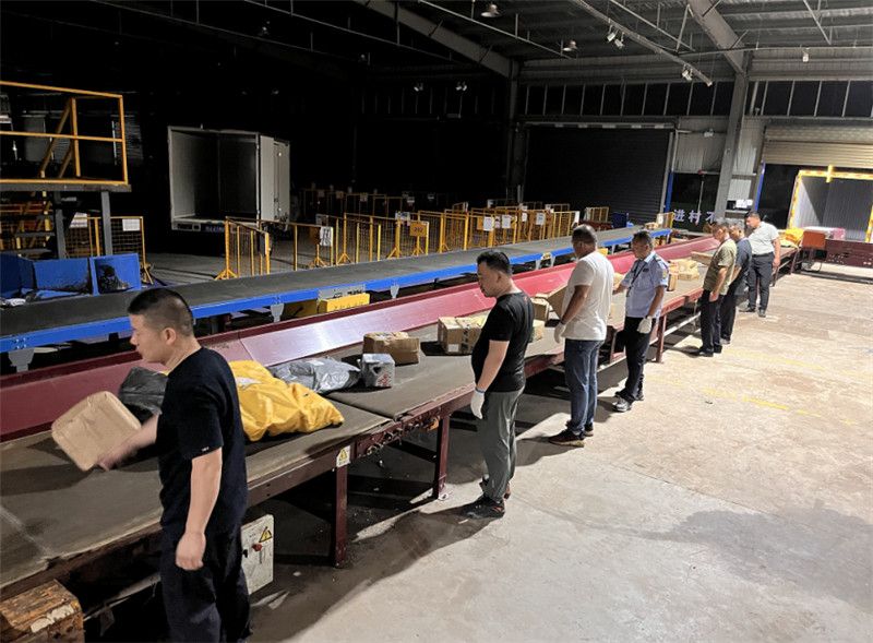 石首煙草專賣執(zhí)法人員檢查物流分揀條線