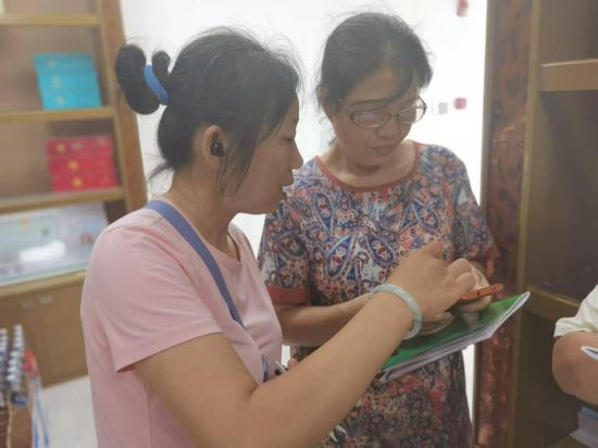 客戶經(jīng)理指導(dǎo)新辦證零售戶操作手機(jī)端商品訂購(gòu) 胡浩攝.pn