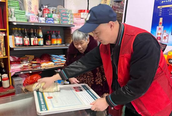 圖為瑞金煙草工作人員為拔英鄉(xiāng)的年老零售戶送證上門 圖為瑞金煙草工作人員為拔英鄉(xiāng)的年老零售戶送證上門