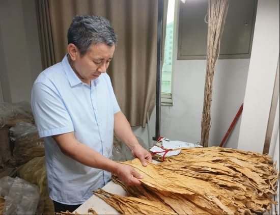 圖為謝延輝制作收購新煙樣品