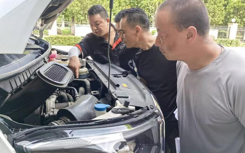 車輛維修技師正在現(xiàn)場(chǎng)講解高溫車輛易發(fā)故障