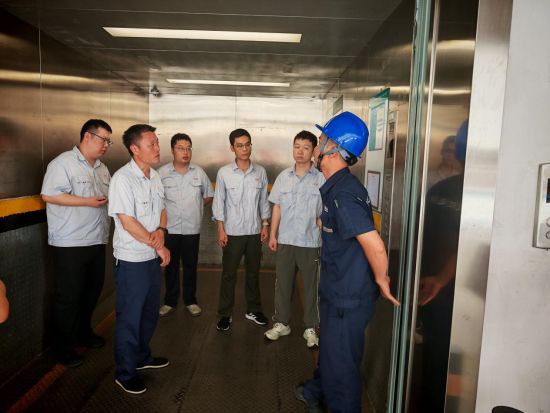 圖為通訊協(xié)調(diào)員講解演練中安全注意事項