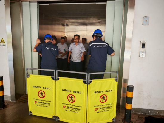 圖為應(yīng)急救援組打開層門和轎廂門救出被困人員