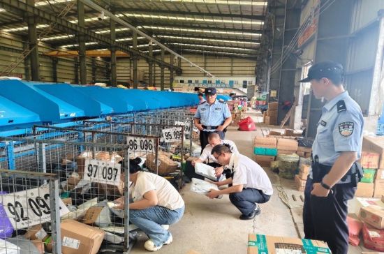 圖為執(zhí)法人員正在對(duì)分揀線上的可疑包裹進(jìn)行核查