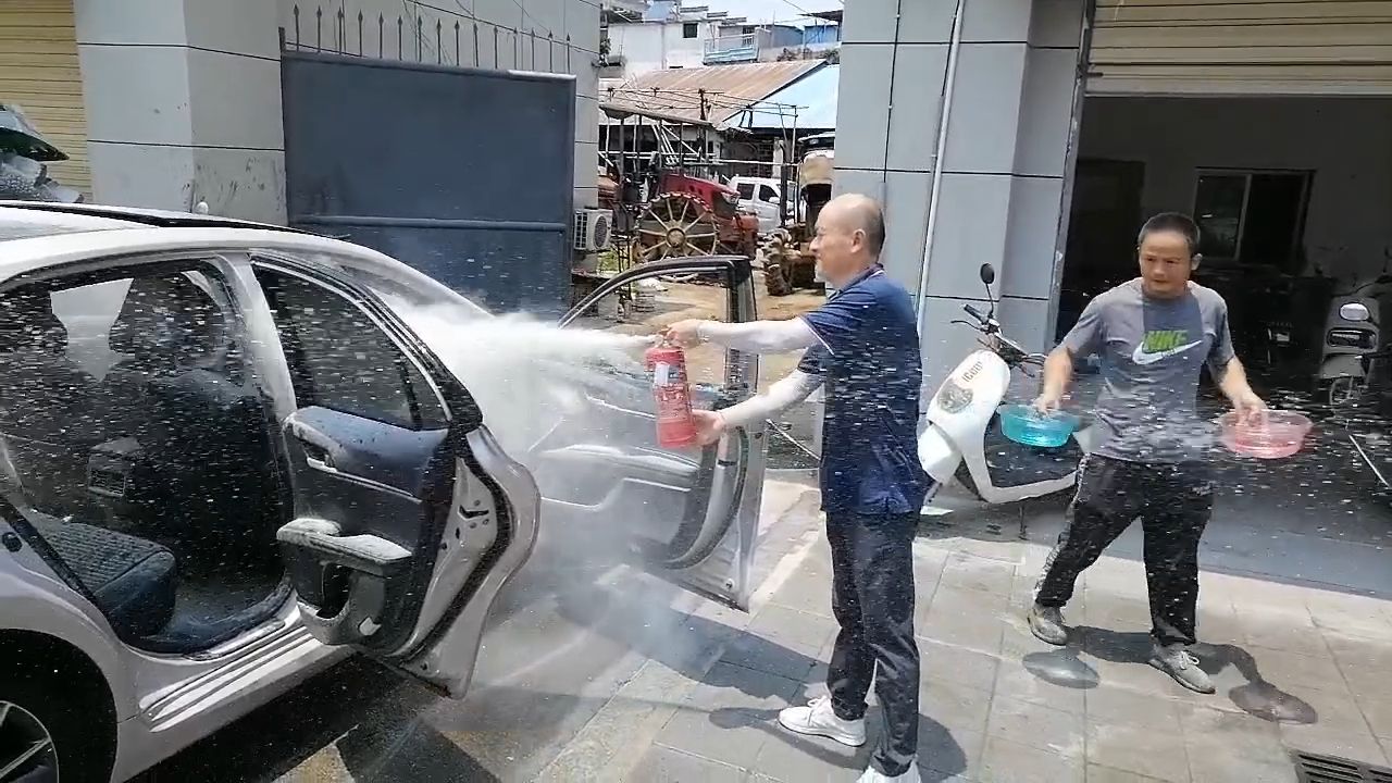 圖為黃海峰正在滅火