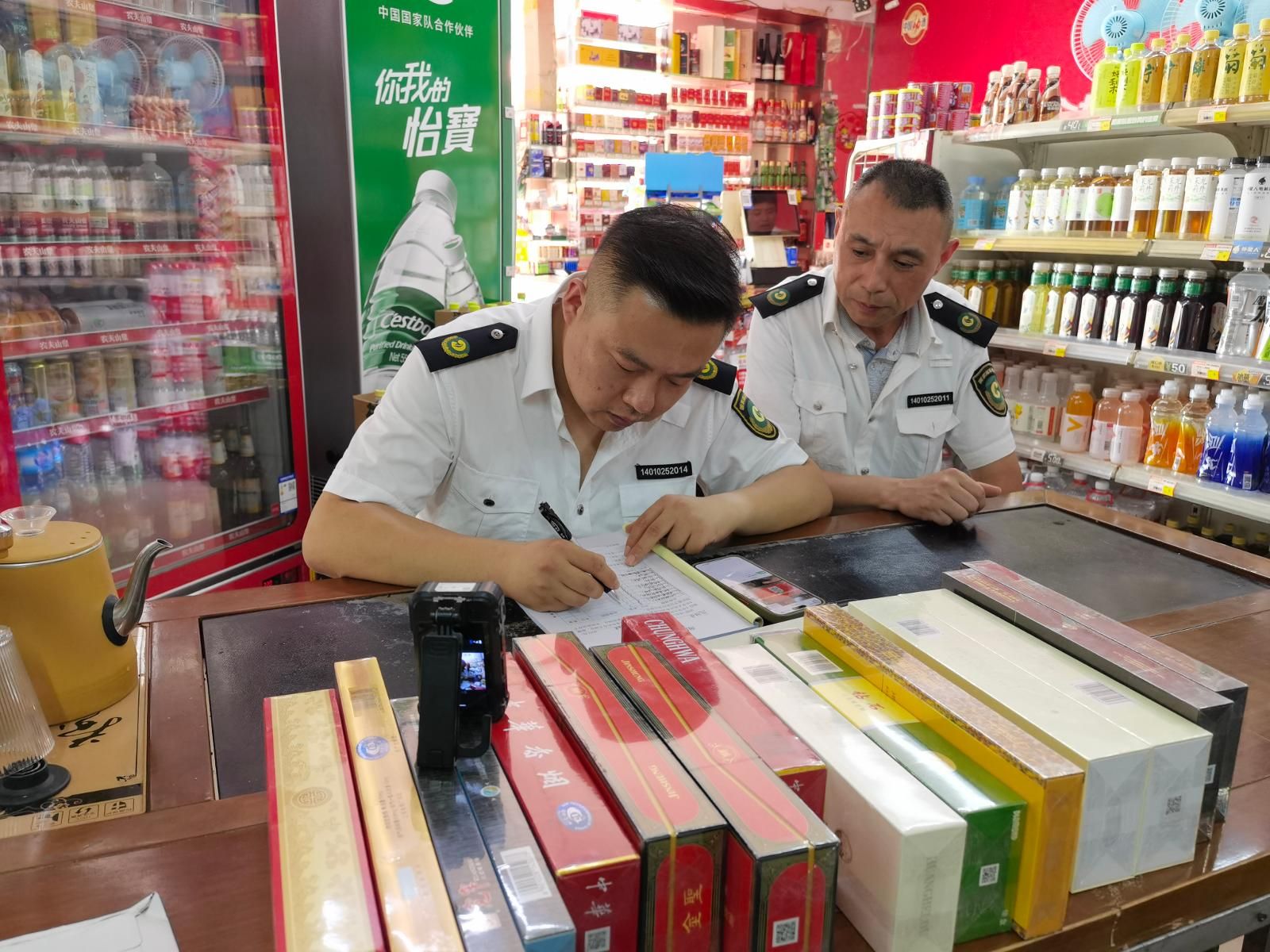 專賣執(zhí)法人員加強(qiáng)第一現(xiàn)場(chǎng)監(jiān)督管理.jpg
