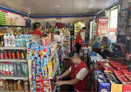 圖為廣豐煙草志愿者幫忙整理