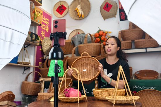 零售戶在直播銷售自己編的藤編工藝品 唐俊攝